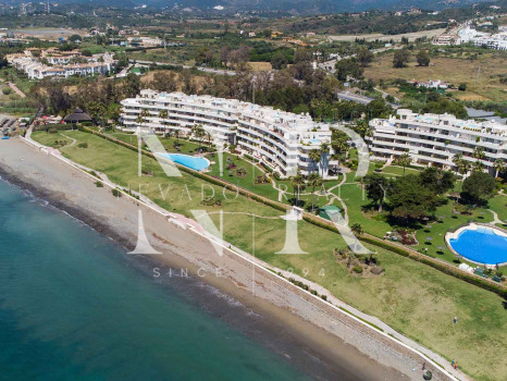 Sea front apartment in Los Granados Playa de Estepona for sale