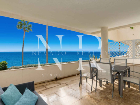 Sea front apartment in Los Granados Playa de Estepona for sale