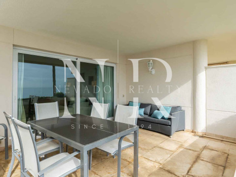 Sea front apartment in Los Granados Playa de Estepona for sale