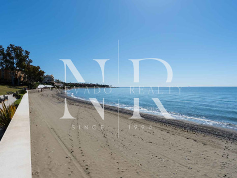 Sea front apartment in Los Granados Playa de Estepona for sale