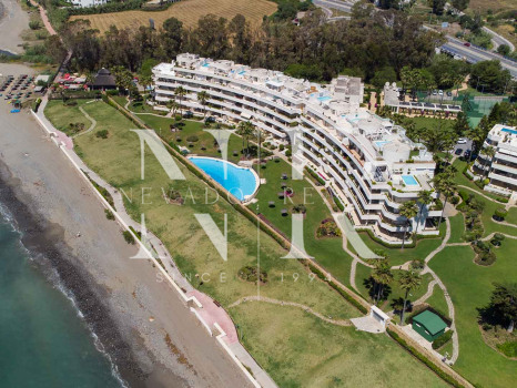 Sea front apartment in Los Granados Playa de Estepona for sale