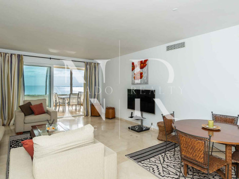 Sea front apartment in Los Granados Playa de Estepona for sale