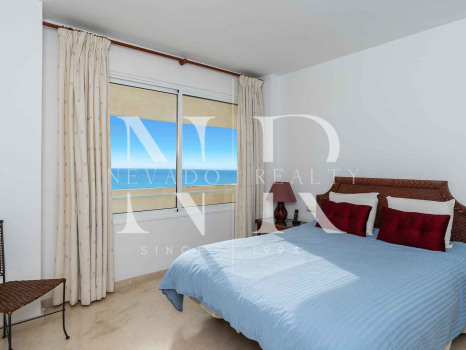 Sea front apartment in Los Granados Playa de Estepona for sale