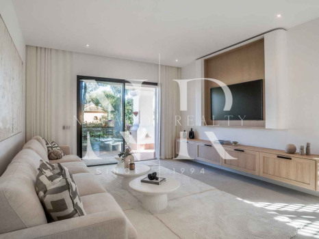 Apartamento en planta baja en Urbanización Altos Reales completamente renovado en venta
