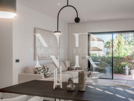 Apartamento en planta baja en Urbanización Altos Reales completamente renovado en venta