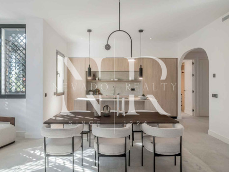 Apartamento en planta baja en Urbanización Altos Reales completamente renovado en venta