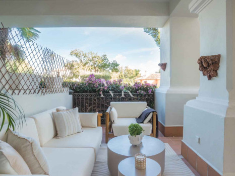 Completely renovated ground floor flat in Altos Reales for sale