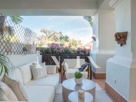 Apartamento en planta baja en Urbanización Altos Reales completamente renovado en venta