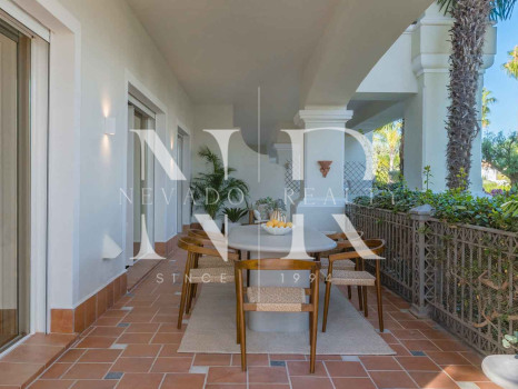Apartamento en planta baja en Urbanización Altos Reales completamente renovado en venta
