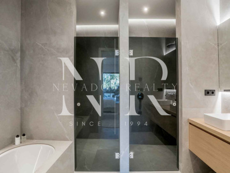 Apartamento en planta baja en Urbanización Altos Reales completamente renovado en venta