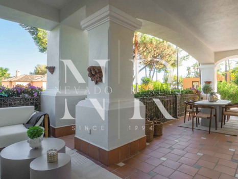 Apartamento en planta baja en Urbanización Altos Reales completamente renovado en venta
