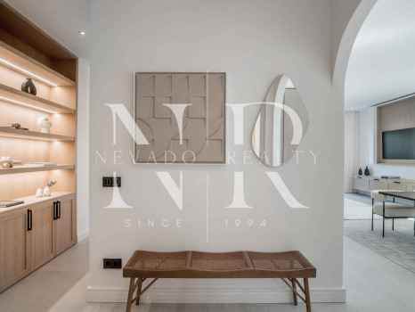 Apartamento en planta baja en Urbanización Altos Reales completamente renovado en venta