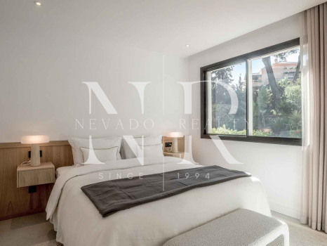 Apartamento en planta baja en Urbanización Altos Reales completamente renovado en venta