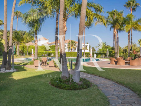 Apartamento en planta baja en Urbanización Altos Reales completamente renovado en venta