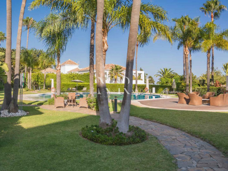 Completely renovated ground floor flat in Altos Reales for sale