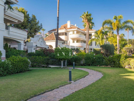 Completely renovated ground floor flat in Altos Reales for sale