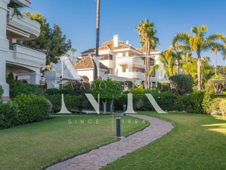 Apartamento en planta baja en Urbanización Altos Reales completamente renovado en venta