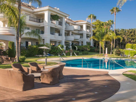 Completely renovated ground floor flat in Altos Reales for sale