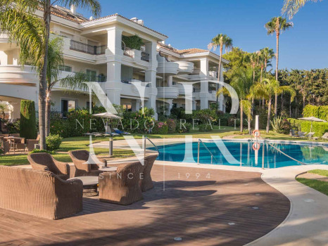 Apartamento en planta baja en Urbanización Altos Reales completamente renovado en venta