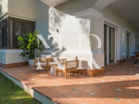 Apartamento en planta baja en Urbanización Altos Reales completamente renovado en venta