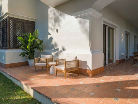 Completely renovated ground floor flat in Altos Reales for sale