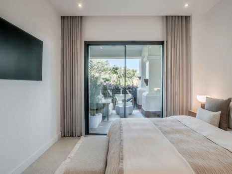 Completely renovated ground floor flat in Altos Reales for sale