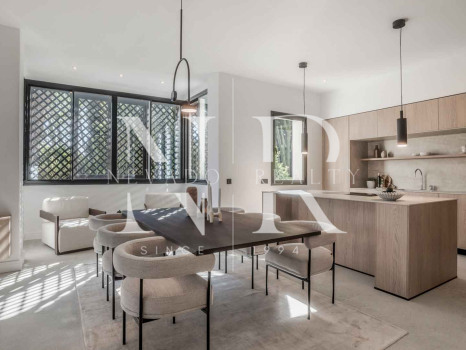 Apartamento en planta baja en Urbanización Altos Reales completamente renovado en venta
