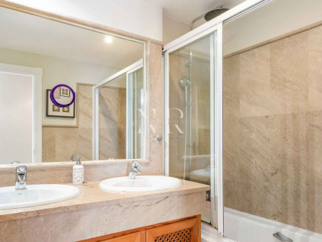 Appartement dans l'urbanisation Cumbres del Rodeo avec vue sur la mer à vendre