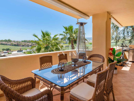 Appartement dans l'urbanisation Cumbres del Rodeo avec vue sur la mer à vendre