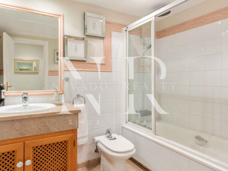 Appartement dans l'urbanisation Cumbres del Rodeo avec vue sur la mer à vendre