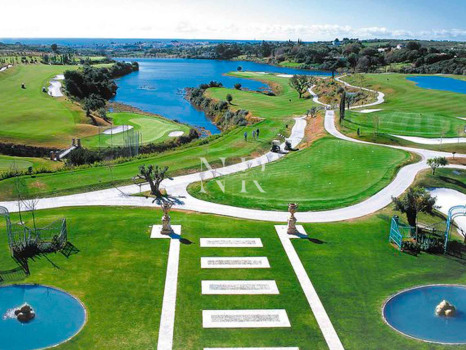 Ático en Los Flamingos Golf con vistas panorámicas al golf y al mar en venta