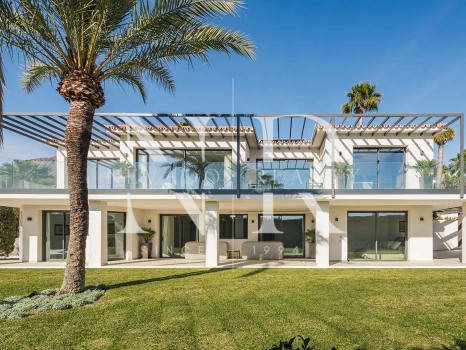 Villa in Nagueles with sea views for sale