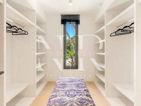 Villa in Nagueles with sea views for sale