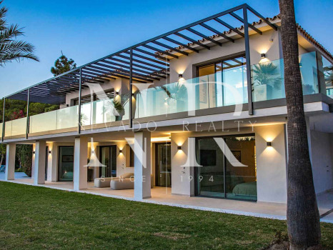 Villa in Nagueles with sea views for sale