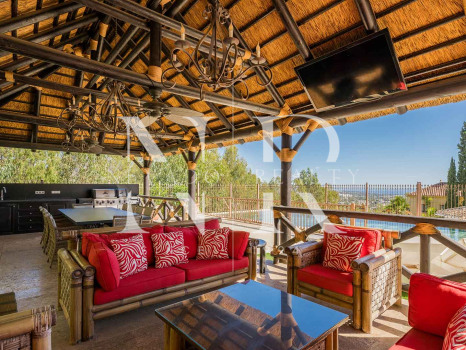 Villa dans l'Urbanisation El Herrojo avec vue panoramique sur la mer à vendre