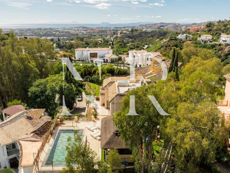 Villa dans l'Urbanisation El Herrojo avec vue panoramique sur la mer à vendre