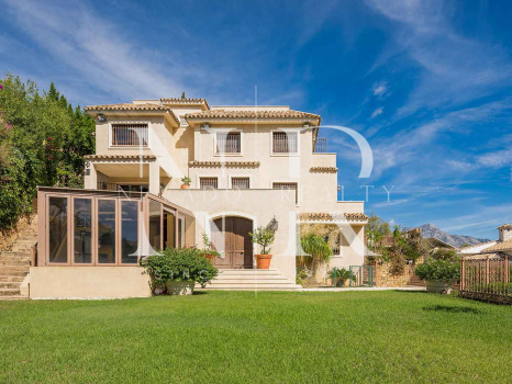 Villa dans l'Urbanisation El Herrojo avec vue panoramique sur la mer à vendre