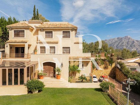 Villa dans l'Urbanisation El Herrojo avec vue panoramique sur la mer à vendre