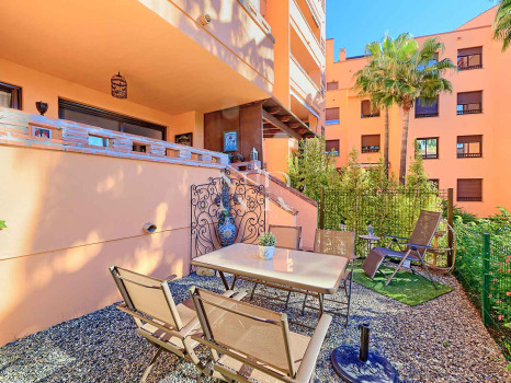 Appartement au rez-de-chaussée dans l'urbanisation Costa Nagueles III avec jardin privé à vendre