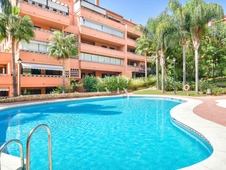 Appartement au rez-de-chaussée dans l'urbanisation Costa Nagueles III avec jardin privé à vendre