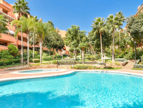 Appartement au rez-de-chaussée dans l'urbanisation Costa Nagueles III avec jardin privé à vendre