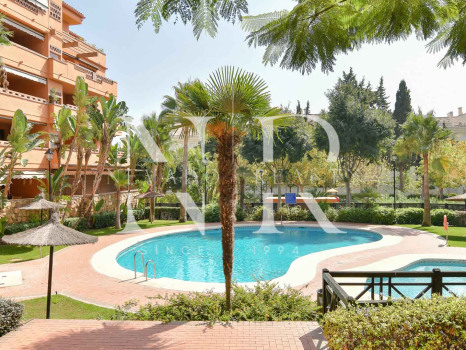 Appartement au rez-de-chaussée dans l'urbanisation Costa Nagueles III avec jardin privé à vendre