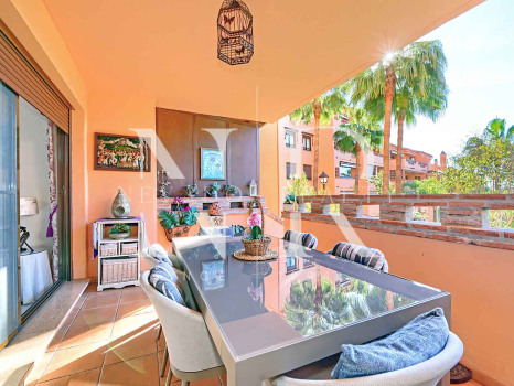 Appartement au rez-de-chaussée dans l'urbanisation Costa Nagueles III avec jardin privé à vendre