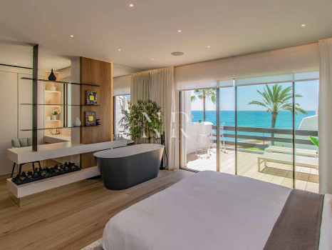 Maison de ville en front de mer dans l'urbanisation de Coral Beach à vendre