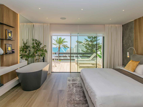 Maison de ville en front de mer dans l'urbanisation de Coral Beach à vendre