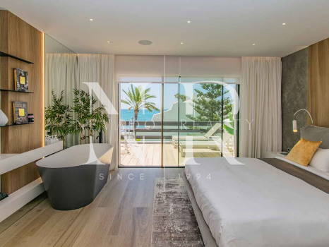 Frontline beach townhouse in Coral Beach Urbanization for sale