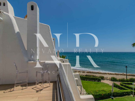 Frontline beach townhouse in Coral Beach Urbanization for sale
