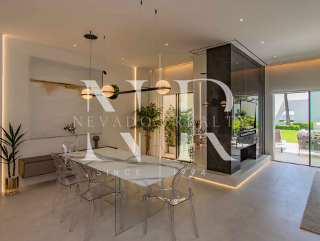 Frontline beach townhouse in Coral Beach Urbanization for sale