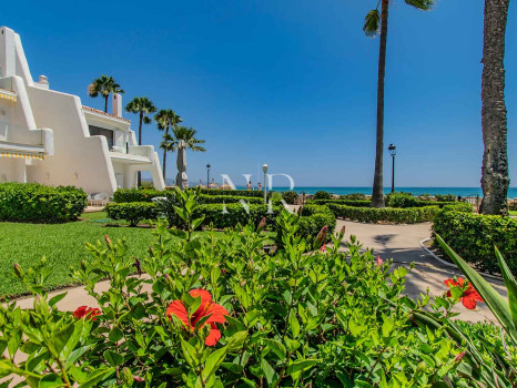 Maison de ville en front de mer dans l'urbanisation de Coral Beach à vendre