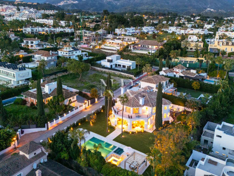 Villa entièrement rénovée à Nueva Andalucía à vendre